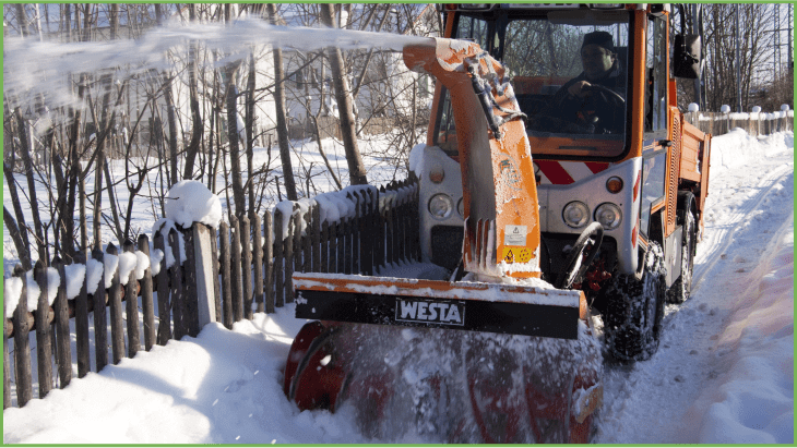 расчистка участка от снега трактором