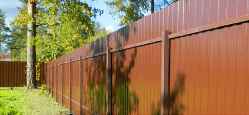 Забор из профлиста: как сделать его на металлических столбах